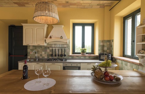 Corridonia House | Glicine apartment hydromassage pool wifi air conditioning private kitchen