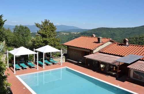 Poppi House | grand, comfortable holiday house in private setting with pool