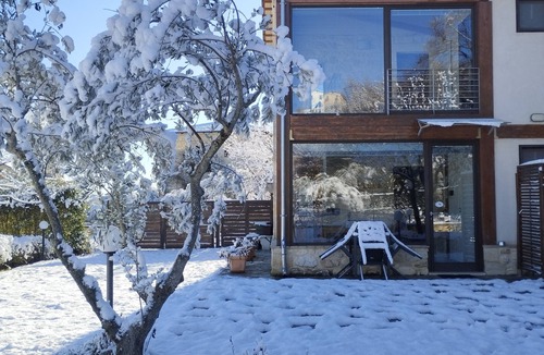 Rapino House | Green Apartment-Ancient country house, fenced garden, pets allowed.