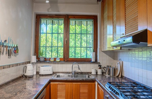 Agra House | Groovy House: Vintage Charm, Lake Views, and Nature Retreat