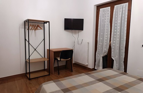 Mercato San Severino House | Guest House 'The White House' with Mountain View, Wi-Fi and Air Conditioning