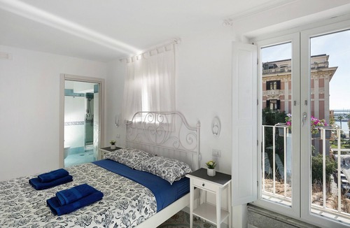 Historical Downtown Salerno House | Guest House 'Divina Salerno Centro' with Sea View, Wi-Fi and Air Conditioning