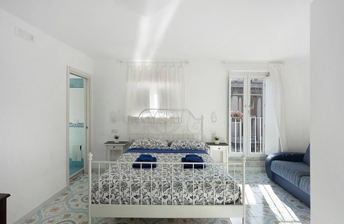 Historical Downtown Salerno House | Guest House 'Divina Salerno Centro' with Sea View, Wi-Fi and Air Conditioning