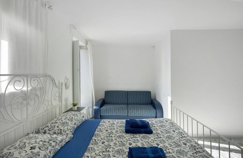 Historical Downtown Salerno House | Guest House 'Divina Salerno Centro' with Sea View, Wi-Fi and Air Conditioning