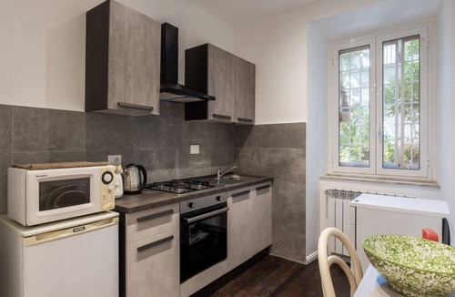 Nomentano Apartment | GuestHost - Apartment located on the ground floor of a building, with two floors in total, without lift.In 55 m2 of space it accommodates 4 people, in the Nomentana/Sant'Agnese area.It is located 800 meters from the Sant'Agnese metro station, 1.6 km from