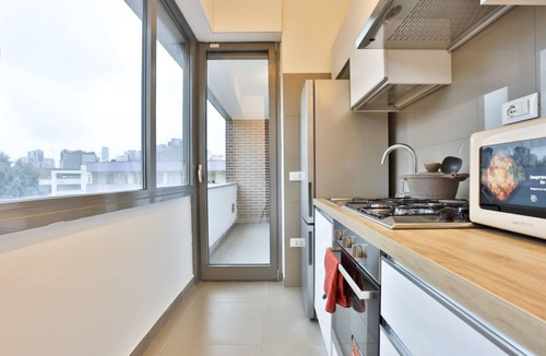 Naples Apartment | GuestHost - Apartment with balcony that accommodates up to 6 people, with 3 bedrooms and 2 bathrooms, located in a recent building a stone's throw from the lively market of Poggioreale. The proximity to the motorway makes travel easy, while the connectio