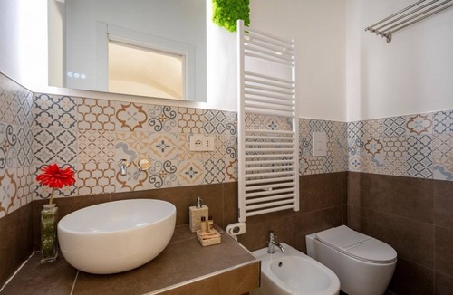 Old Town Apartment | GuestHost - Charming room of about 40 square meters, ideal for two people, located on the ground floor of a historic building (there is a small step at the entrance). Furnished with taste and attention to detail, it offers a warm and suggestive atmospher