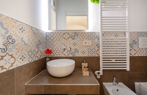Old Town Apartment | GuestHost - Charming room of about 40 square meters, ideal for two people, located on the ground floor of a historic building (there is a small step at the entrance). Furnished with taste and attention to detail, it offers a warm and suggestive atmospher