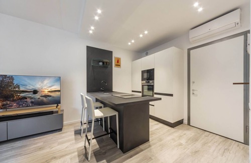 Rottole Apartment | GuestHost - Comfy APT with Private Parking & Balcony