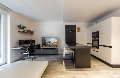 Rottole Apartment | GuestHost - Comfy APT with Private Parking & Balcony