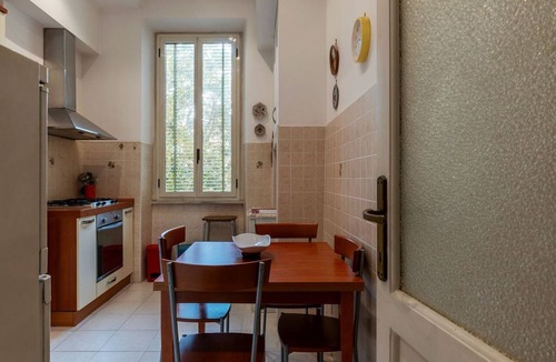 Flaminio Apartment | GuestHost - Cozy apartment of about 100 sqm, able to accommodate up to 4 people, located on the fourth floor of a building with a lift (NOT suitable for disabled people).The property is located in the Flaminio district, close to the Lungotevere, in a wel
