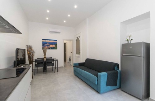 San Donato - Campidoglio Apartment | GuestHost - Elegant 58m2 apartment that can accommodate up to 4 people located on the mezzanine floor of an elegant building. The property is located in the Cit Turin district a few steps from the M1 Bernini metro which connects the two stations, Porta N