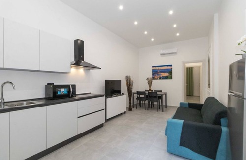 San Donato - Campidoglio Apartment | GuestHost - Elegant 58m2 apartment that can accommodate up to 4 people located on the mezzanine floor of an elegant building. The property is located in the Cit Turin district a few steps from the M1 Bernini metro which connects the two stations, Porta N
