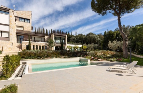 Perugia Apartment | GuestHost - Elegant apartment for two people, arranged on two levels and equipped with all comforts including a balcony and shower with chromotherapy. The apartment is located in a modern condominium complex with a shared swimming pool, which enjoys a pl