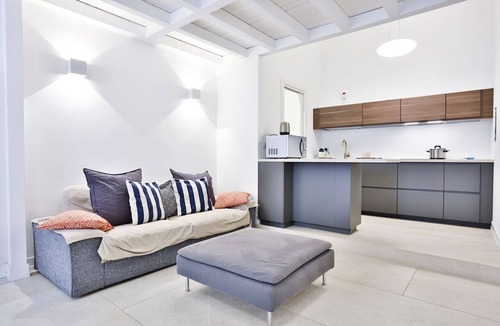 Rione Duomo Apartment | GuestHost - Elegant apartment able to accommodate up to 6 people with three bedrooms and two bathrooms, totally new both in the renovation and in the furnishings and with fine finishes. The accommodation is located in the central area, a few steps from t