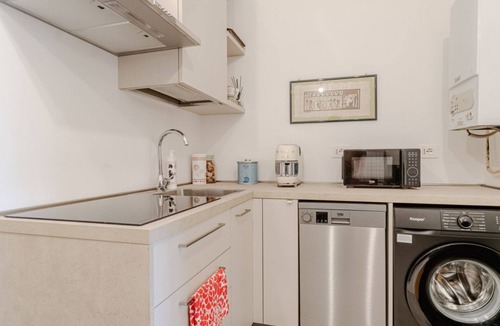 Roman Quarter Apartment | GuestHost - In the heart of the Quadrilatero Romano, this elegant 90 sqm apartment accommodates up to 6 guests. Located on the third floor with an elevator, it is in a ZTL area, just steps from Piazza Castello and Turin’s main attractions. Surrounded b