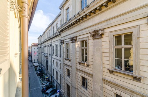 Roman Quarter Apartment | GuestHost - In the heart of the Quadrilatero Romano, this elegant 90 sqm apartment accommodates up to 6 guests. Located on the third floor with an elevator, it is in a ZTL area, just steps from Piazza Castello and Turin’s main attractions. Surrounded b
