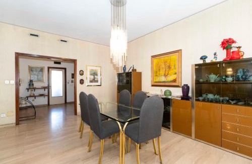 Parella Apartment | GuestHost - Massaua Roomy Vintage Apartment