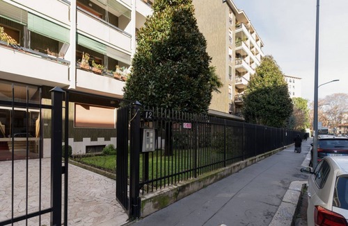 La Fontana Apartment | GuestHost - Spacious 100m2 flat, ideal for up to 6 people, located on the fourth floor of a building with lift.The apartment is located in the Zara district, a key & well-connected area that connects the residential and commercial area of ​Viale Zar