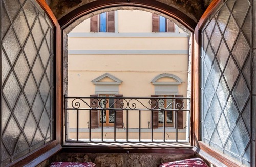 Assisi Apartment | GuestHost - Spacious 200 sqm apartment on two levels, located in a period house in the heart of Assisi and able to accommodate 6 people with great comfort, having three bedrooms, three bathrooms and a large terrace overlooking the roofs where you can enj