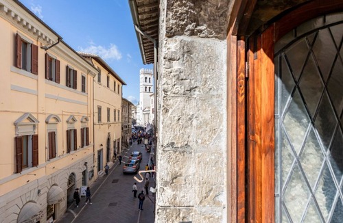 Assisi Apartment | GuestHost - Spacious 200 sqm apartment on two levels, located in a period house in the heart of Assisi and able to accommodate 6 people with great comfort, having three bedrooms, three bathrooms and a large terrace overlooking the roofs where you can enj
