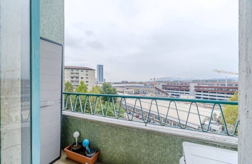 Cenisia Apartment | GuestHost - Spacious and bright apartment of 120 sqm for 6 people, located on the sixth floor with elevator (not suitable for disabled people). The accommodation has a balcony with views of the Cenisia district, a quiet and well-connected residential are