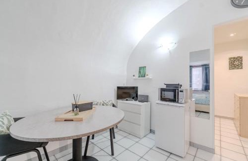 Roman Quarter Apartment | GuestHost - Stylish Studio in Turin's Vibrant Quadrilatero