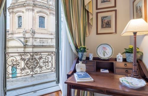 Rome City Centre Apartment | Historic Charm at Colonna Traiana: 5-Star Luxury Living in the Heart of Rome