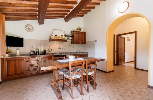 Lisciano Niccone House | Holiday Apartment 'Pugnano Alto - Tabacco' with Shared Pool, Private Terrace and Wi-Fi