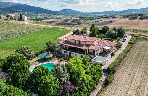Gualdo Cattaneo Apartment | Holiday Apartment "Villa Rita - Ortensia" with Mountain View, Fenced Pool & Wi-Fi