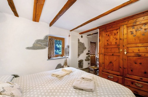 Fontainemore Bed & Breakfast | Holiday Apartment "Bnb Mont Mars Chambre Du Berger" with Mountain View