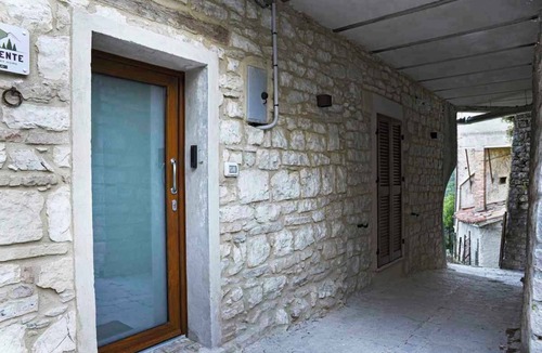 Fabriano House | Holiday cottage with terrace