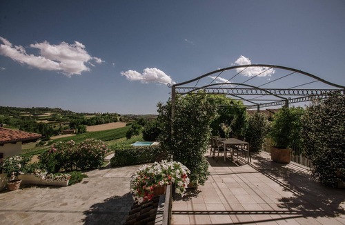 Isola d'Asti Apartment | holiday flat 'Dolcetto' with swimming pool