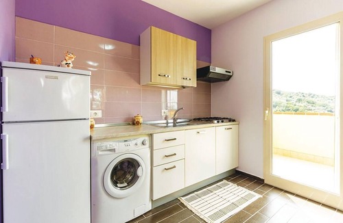 Laureana Cilento House | Holiday flat 'Pomegranate' with pool