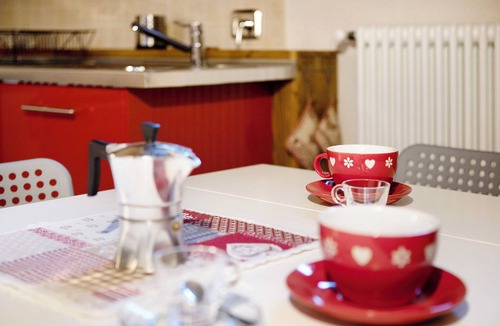 La Salle House | Holiday Home 'Appartamento Aquila' with Mountain View, Shared Garden and Wi-Fi