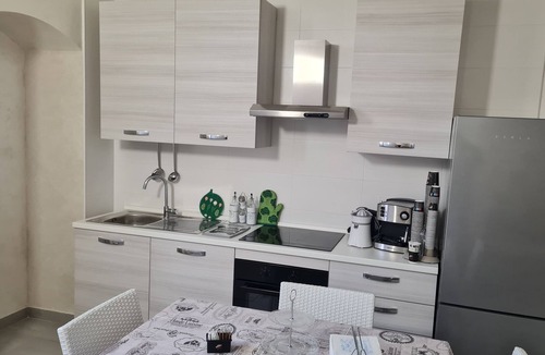 Manfredonia House | Holiday Home 'Casa Vacanza Paradiso' with Sea View, Wi-Fi and Air Conditioning