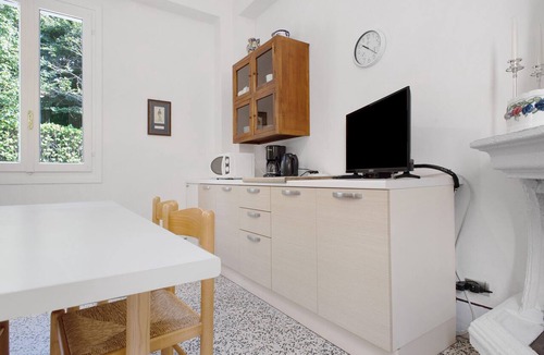 Castello House | Holiday Home 'Cascinetta' with Mountain View, Private Garden and Wi-Fi