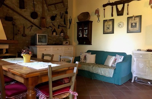 Castiglione del Lago House | Holiday Home 'Il Forcone' with Shared Pool, Wi-Fi and Air Conditioning