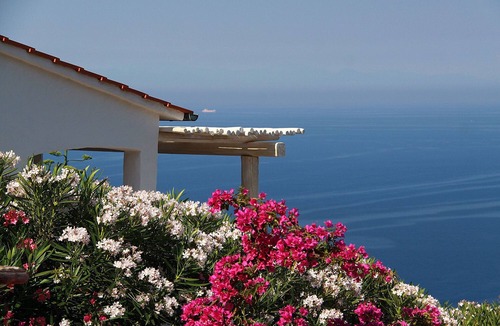 Patresi House | Holiday home in a unique location above the sea