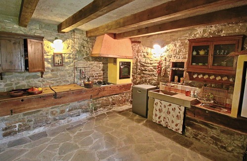 Apecchio House | Holiday Home in Apecchio with Pool & Terrace