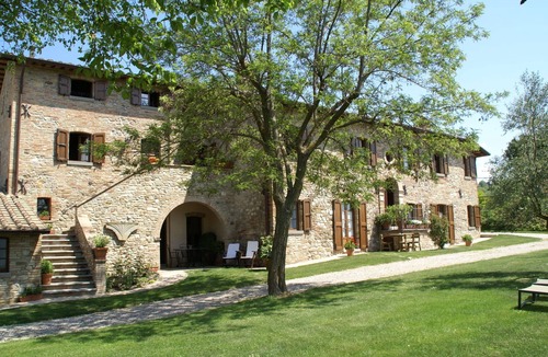 Montone House | Holiday Home in Montone with Pool & Garden