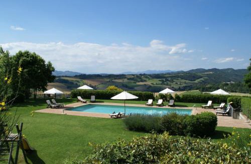 Montone House | Holiday Home in Montone with Pool & Garden