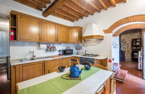 Gaiole in Chianti House | Holiday Home 'L'arco Della Fonte' with Private Terrace, Wi-Fi and Air Conditioning