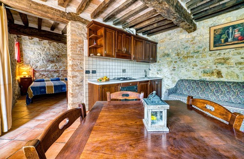 Giano dell'Umbria House | Holiday Home 'Casale Storico XVII Sec - Rosa' with Mountain View, Shared Pool and Wi-Fi
