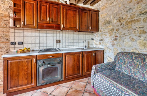 Giano dell'Umbria House | Holiday Home 'Casale Storico XVII Sec - Rosa' with Mountain View, Shared Pool and Wi-Fi