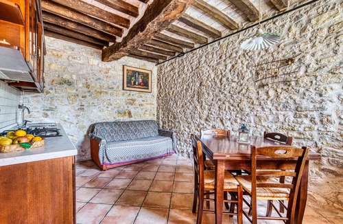 Giano dell'Umbria House | Holiday Home 'Casale Storico XVII Sec - Rosa' with Mountain View, Shared Pool and Wi-Fi