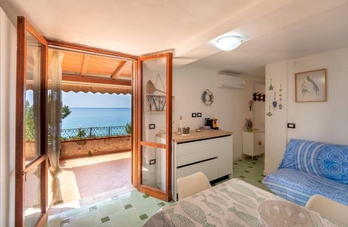 San Mauro Cilento House | Holiday Home 'La Casa Sulla Scogliera Piccola' with Sea View, Private Terrace and Air Conditioning