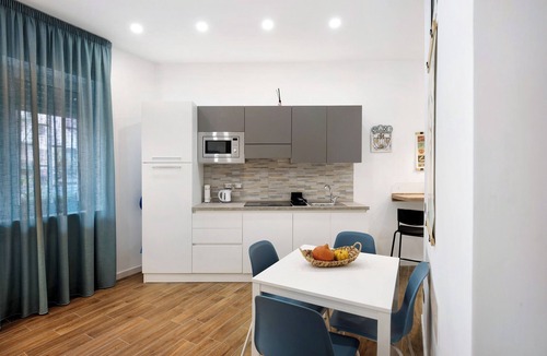 Fuorigrotta House | Holiday Home 'La Gioia' with Wi-Fi and Air Conditioning