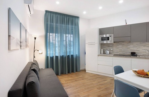 Fuorigrotta House | Holiday Home 'La Gioia' with Wi-Fi and Air Conditioning