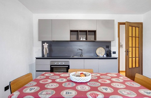 Introd House | Holiday Home 'Le Cré Appartamento 5' with Mountain View, Shared Garden and Wi-Fi